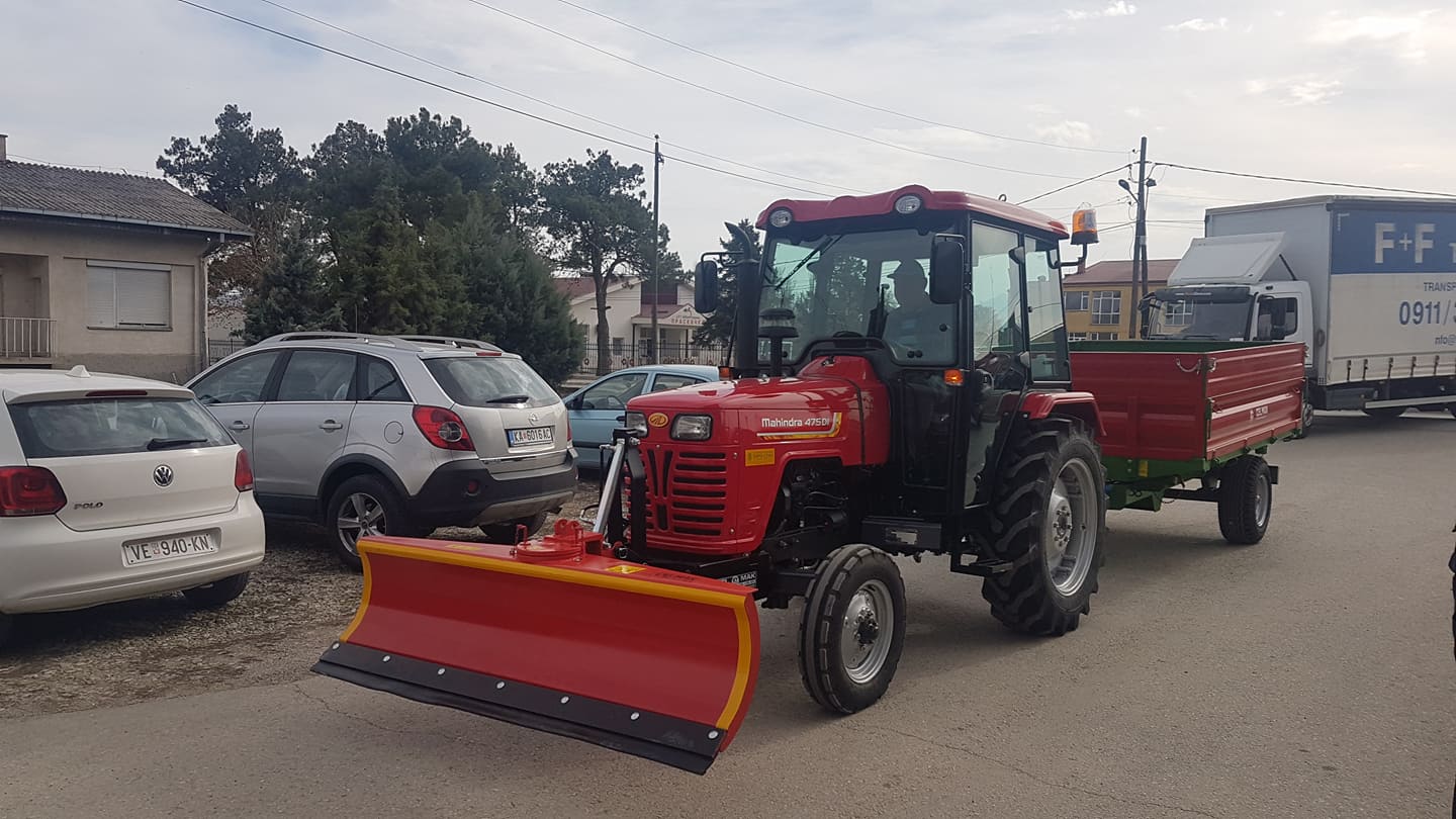 Нов трактор, приколка и нож за чистење на снег